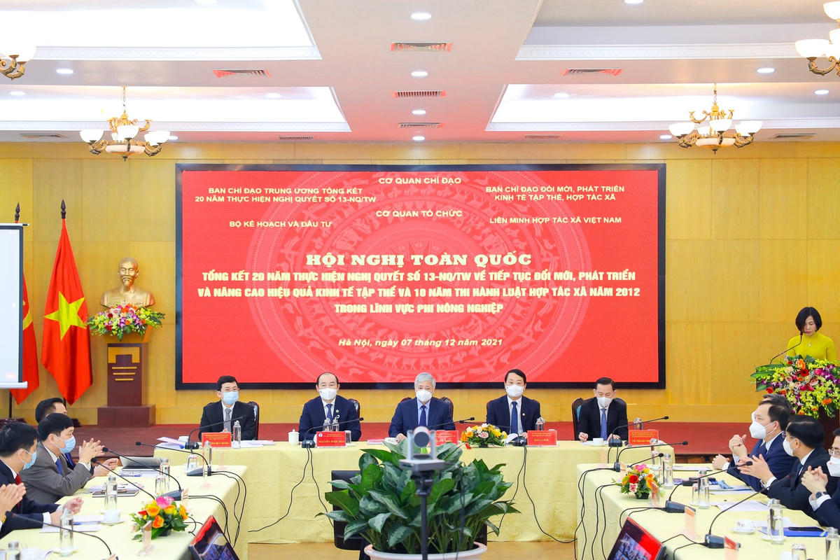 Bí thư Trung ương Đảng, Chủ tịch UBTƯ MTTQ Việt Nam Đỗ Văn Chiến cùng các đại biểu tại Hội nghị.