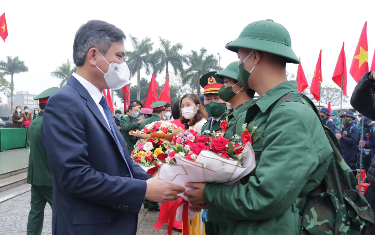 Ông Trần Thắng, Chủ tịch UBND tỉnh Quảng Bình tặng hoa động viên các tân binh lên đường nhập ngũ.