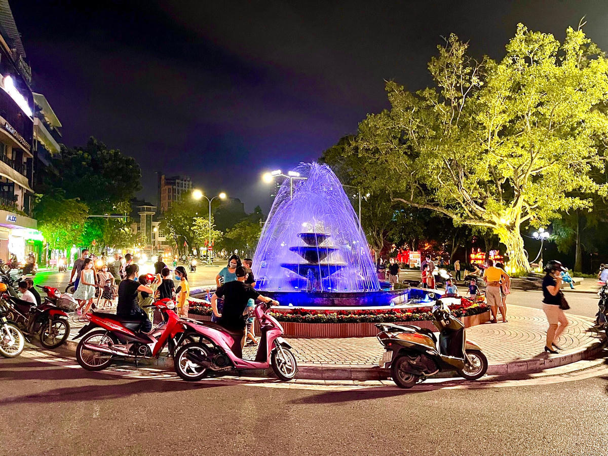 Tại khu vực quảng trường Đông Kinh Nghĩa Thục, nhiều bậc phụ huynh tranh thủ đưa con ra ngoài chơi dịp cuối tuần.