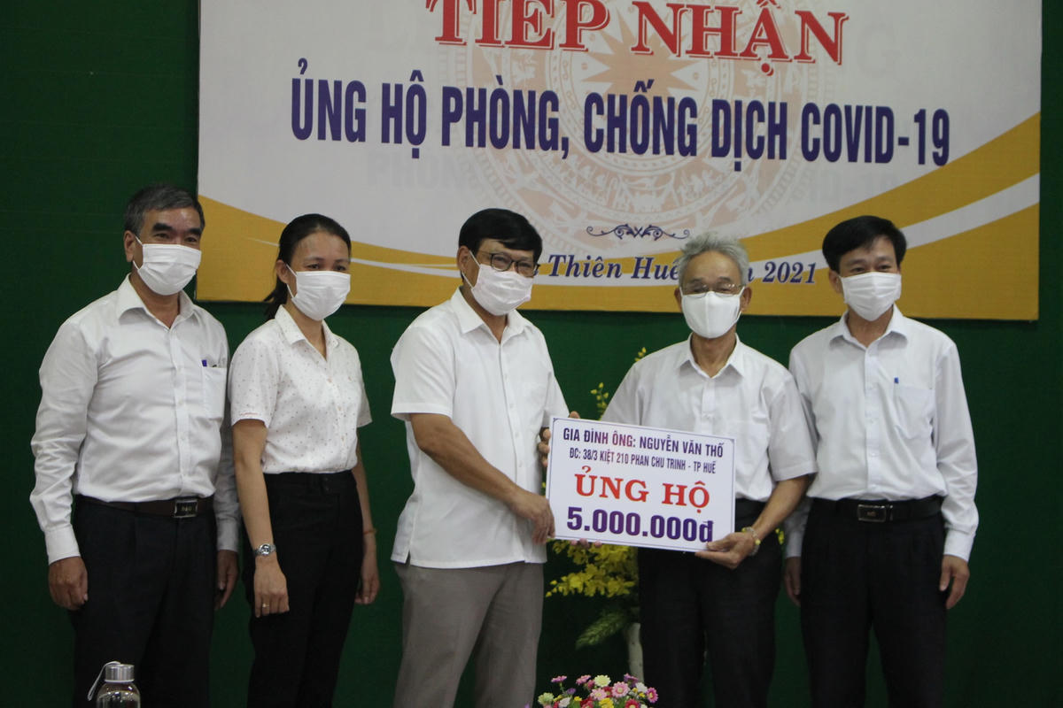 Cụ Nguyễn Văn Thố trao tiền ủng hộ phòng, chống dịch Covid.-19.
