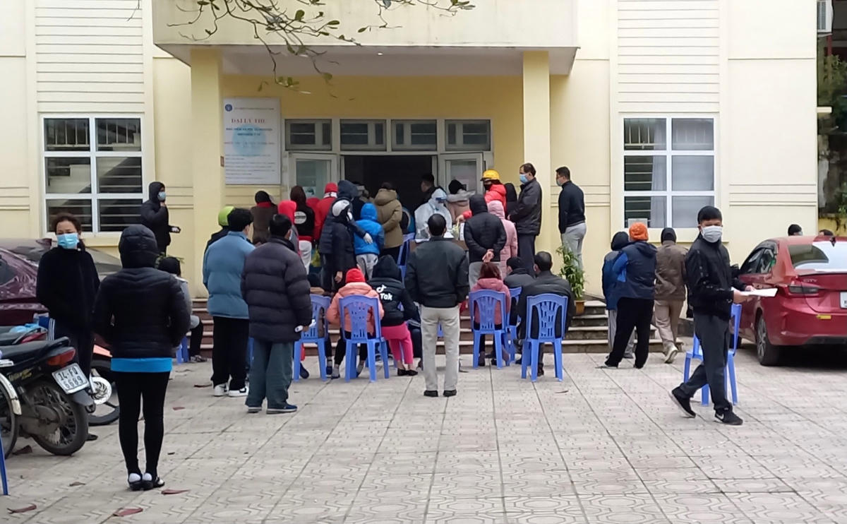 Số lượng F0 tăng cao nhanh khiến lực lượng y tế tuyến cơ sở ở nhiều địa phương của tỉnh Quảng Ninh trong tình trạng quá tải.