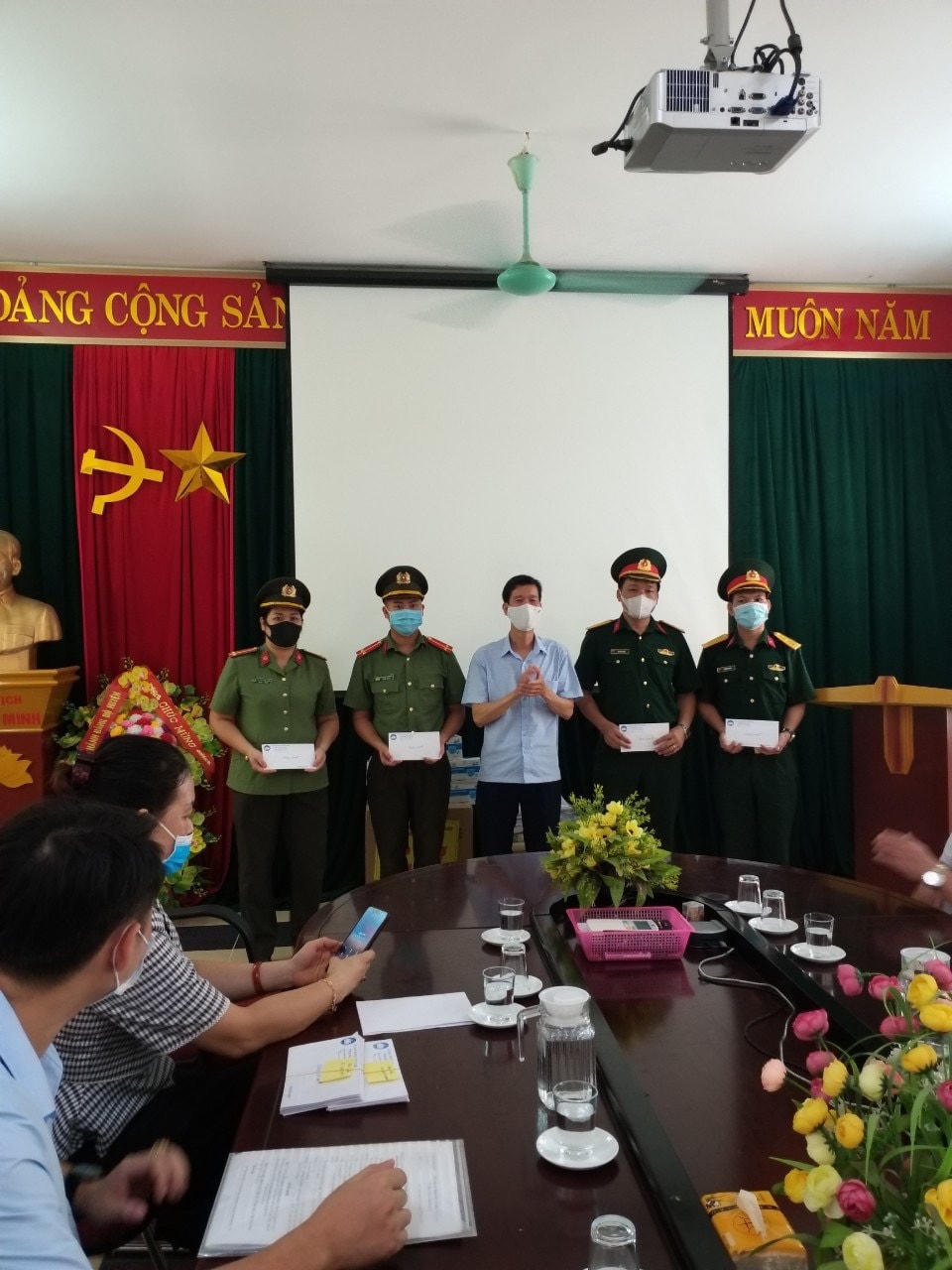 Lãnh đạo Ủy ban MTTQ Việt Nam tỉnh trao quà hỗ trợ cho các chiến sĩ tuyến đầu chống dịch.