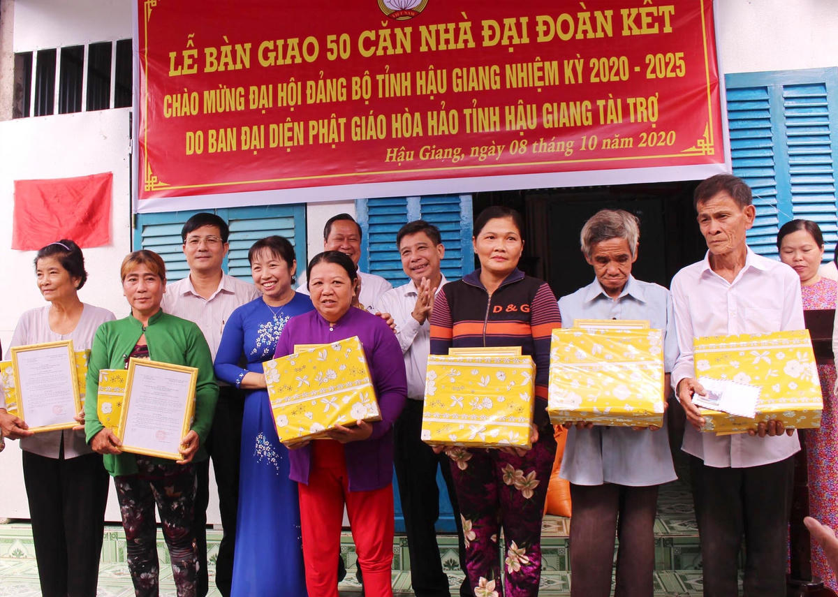 Lãnh đạo tỉnh Hậu Giang trao nhà đại đoàn kết cho người dân.