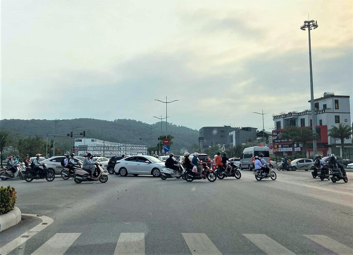 Đèn tín hiệu giao thông hướng Hạ Long – Hà Nội bỗng nhiên “biến mất” tiềm ẩn nguy cơ mất an toàn giao thông. Ảnh: Phạm Tuấn.