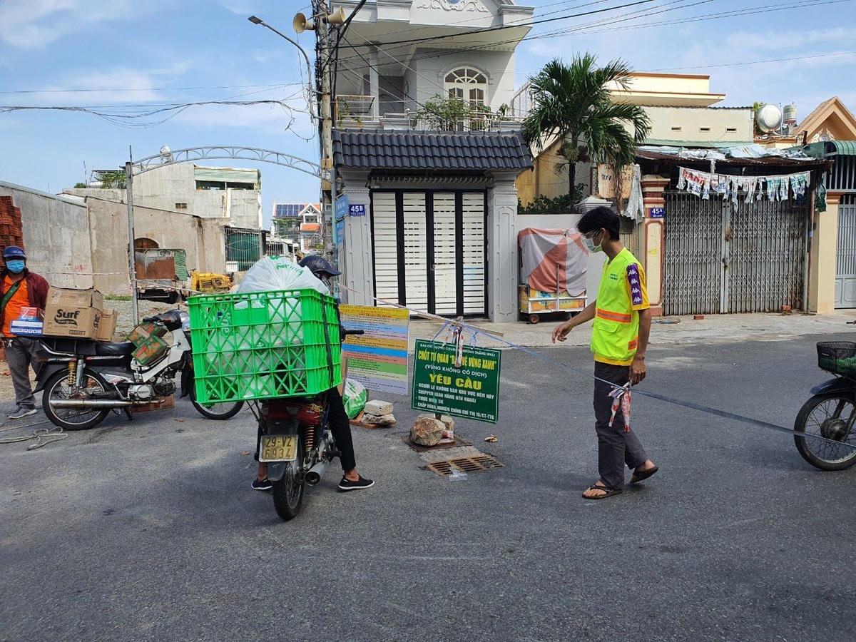 Một khu vực thuộc đường Tiền Cảng được phong tỏa. Ảnh: Trung Nguyên.