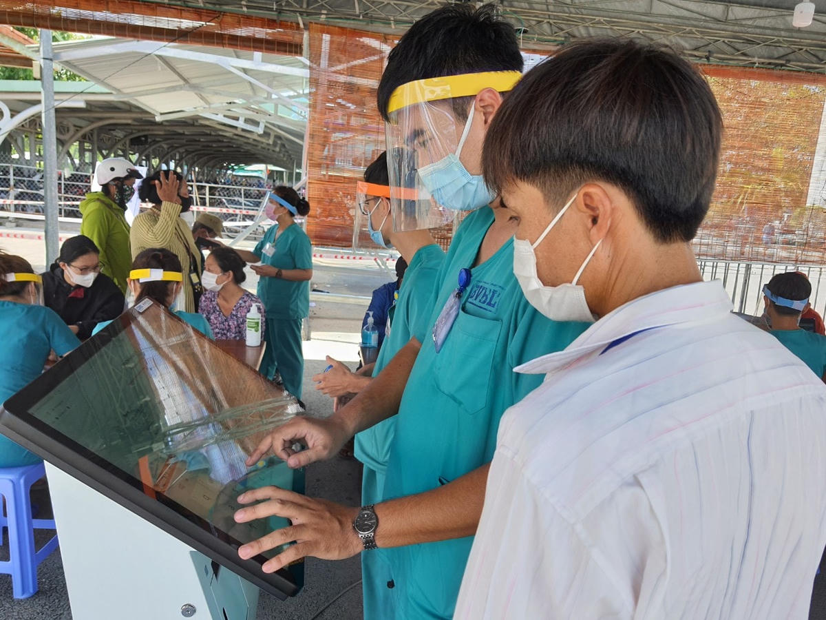 Khai báo y tế điện tử cho người dân trên địa bàn. 