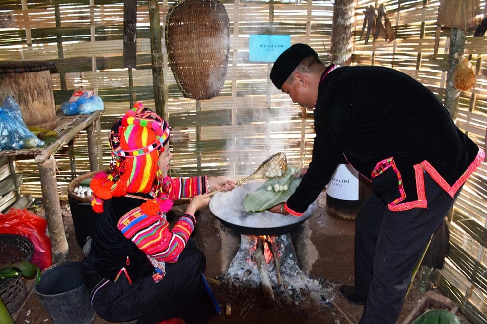 Làm bánh truyền thống. Ảnh: Phạm Kiên.