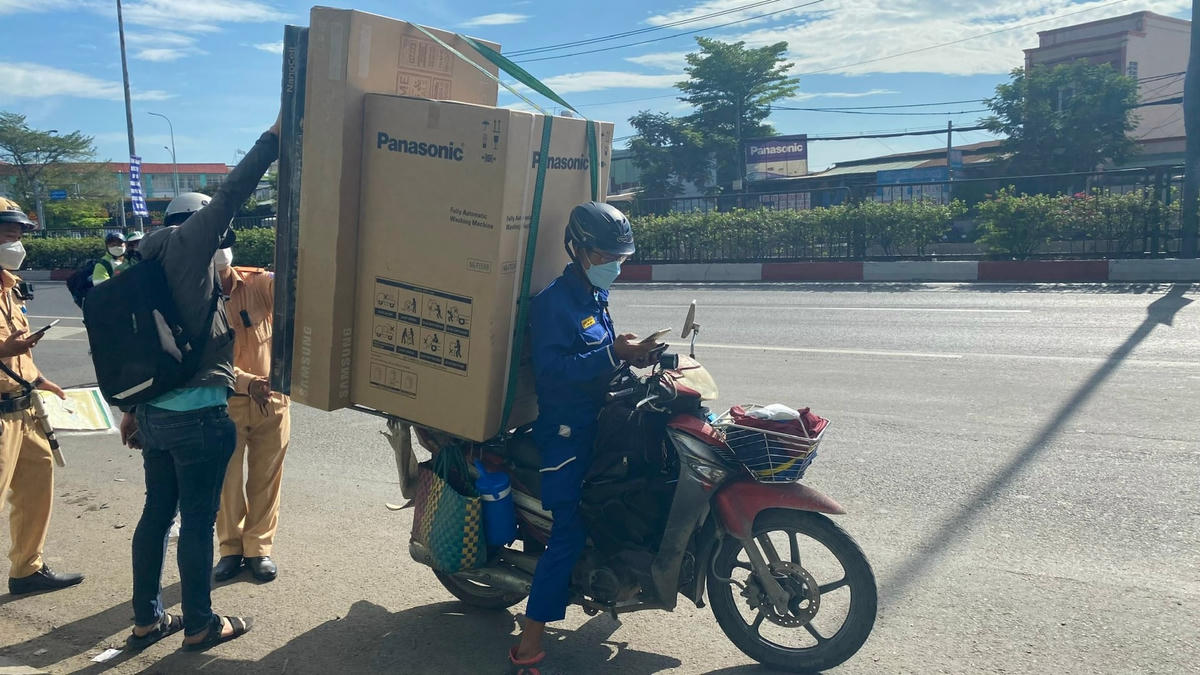 Một tài xế giao hàng bị xử phạt vì hàng hóa cồng kềnh.