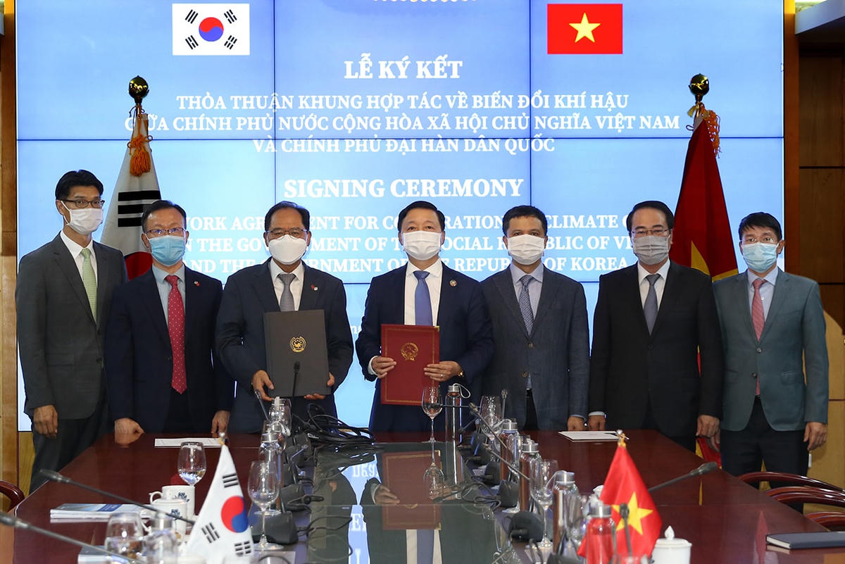 Bộ trưởng Bộ Tài nguyên và Môi trường Trần Hồng Hà (phải) và Đại sứ đặc mệnh toàn quyền Hàn Quốc tại Việt Nam Park Noh-wan ký kết Thỏa thuận khung hợp tác về biến đổi khí hậu.