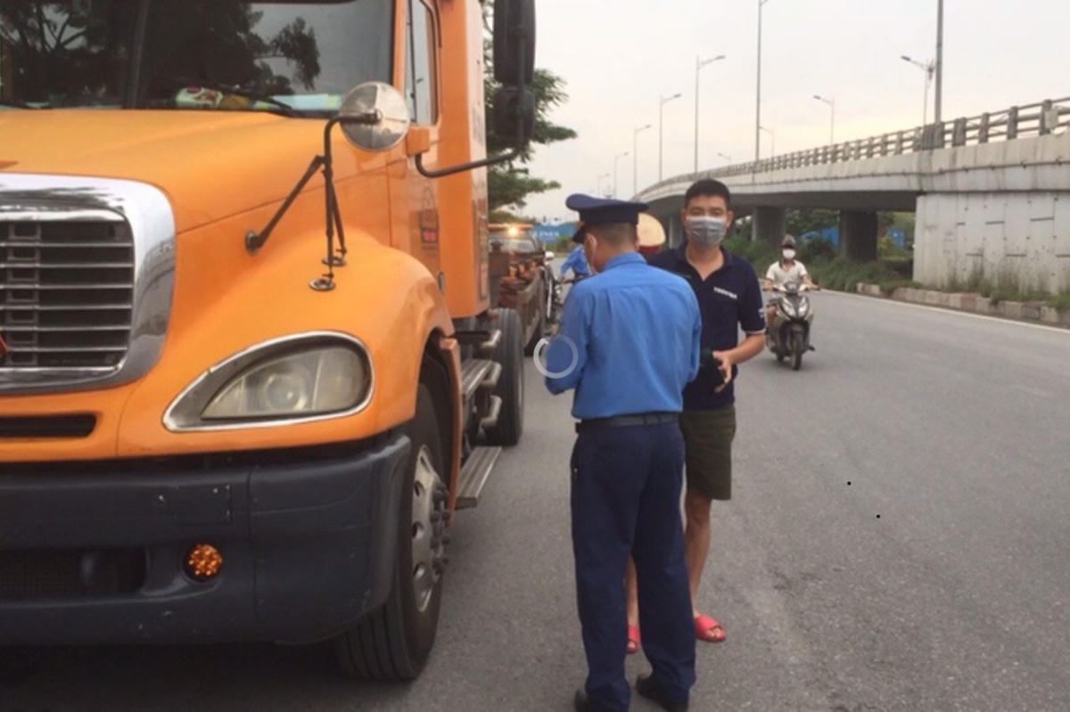 Lực lượng thanh tra giao thông kiểm tra tải trọng xe trên địa bàn Hải Phòng. 