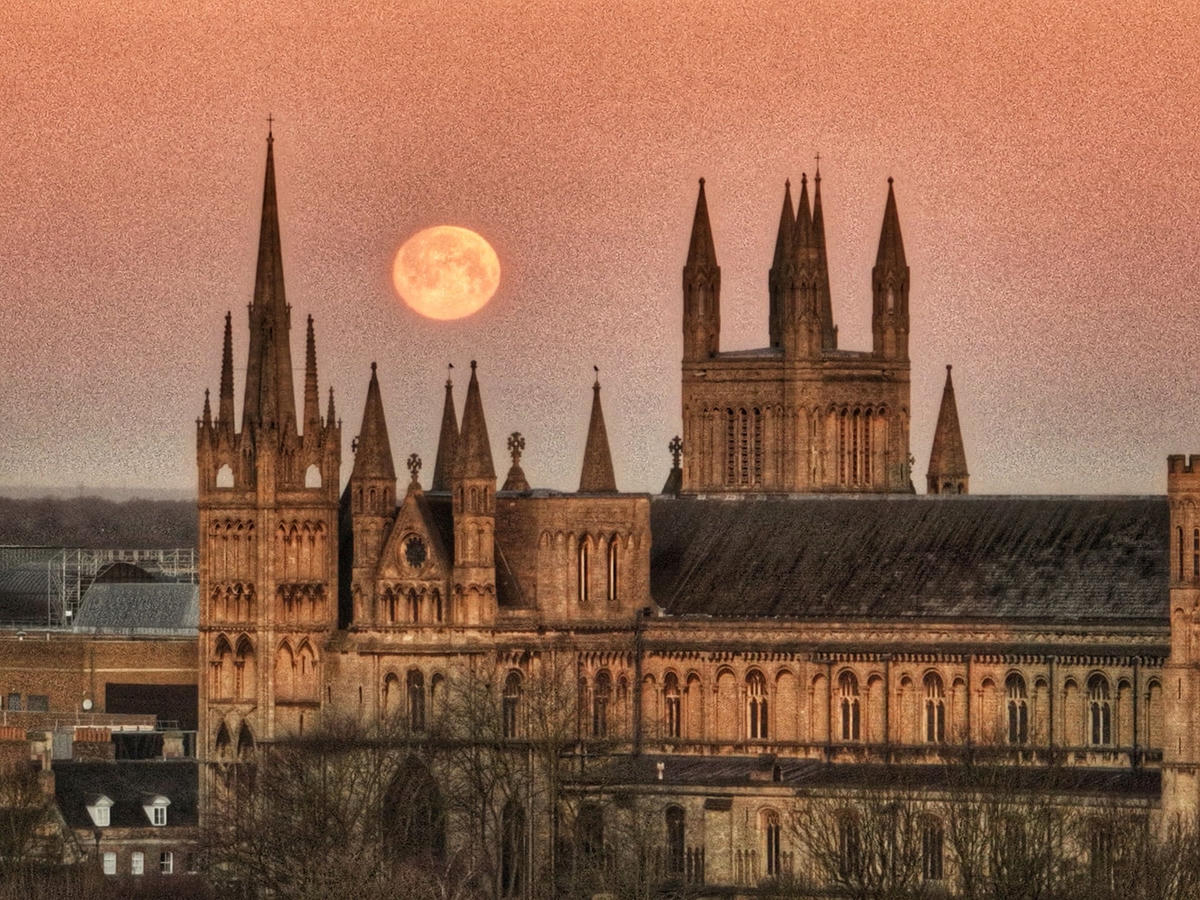 Trăng Rằm đầu tiên của năm 2022 xuất hiện phía sau Nhà thờ Peterborough ở Cambridgeshire Ảnh: Paul Marriott / Rex / Shutterstock.