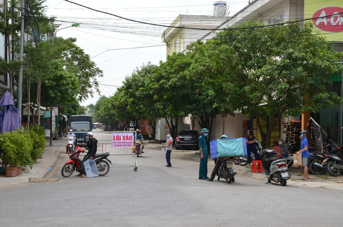 Lực lượng chức năng trực chốt 24/24 tại các khu vực trên địa bàn TP Thanh Hóa.