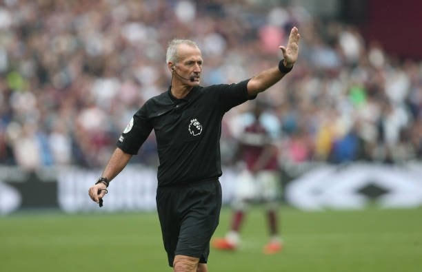 Trọng tài Atkinson bị ban trọng tài Premier League khiển trách vì liên tiếp đưa ra các phán quyết sai lầm.