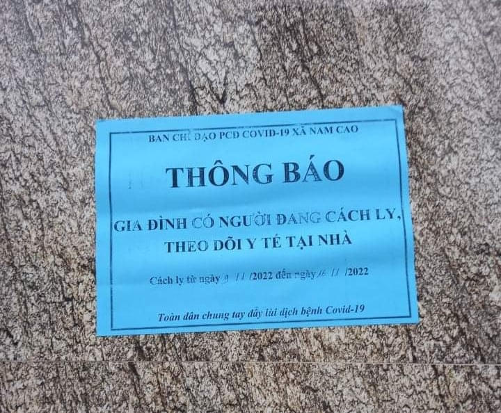 Thông báo của Ban chỉ đạo phòng chống dịch xã Nam Cao được dán trước nhà.