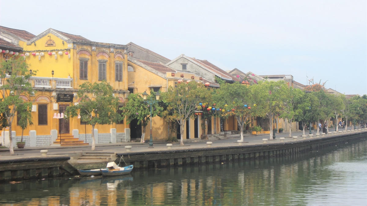 Phố cổ Hội An vắng bóng người qua lại