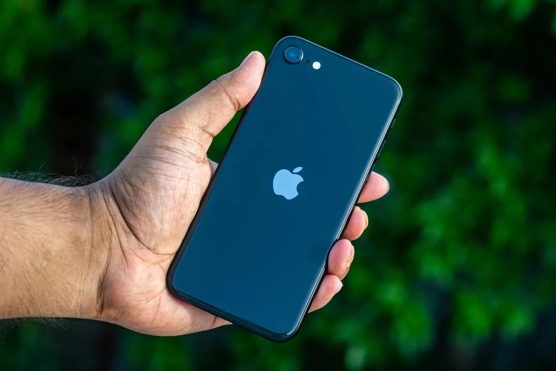 Theo nhận định từ các chuyên gia, iPhone SE 2020 không phù hợp với thị hiếu của người dùng Việt (Ảnh: Mashable).