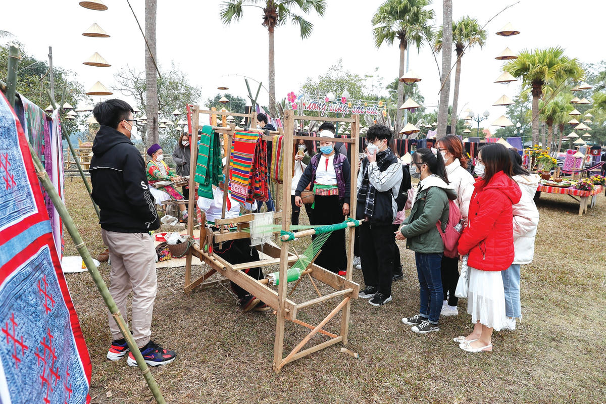 Khách tham quan Làng Văn hóa Du lịch các dân tộc Việt Nam.  Ảnh: Quang Vinh