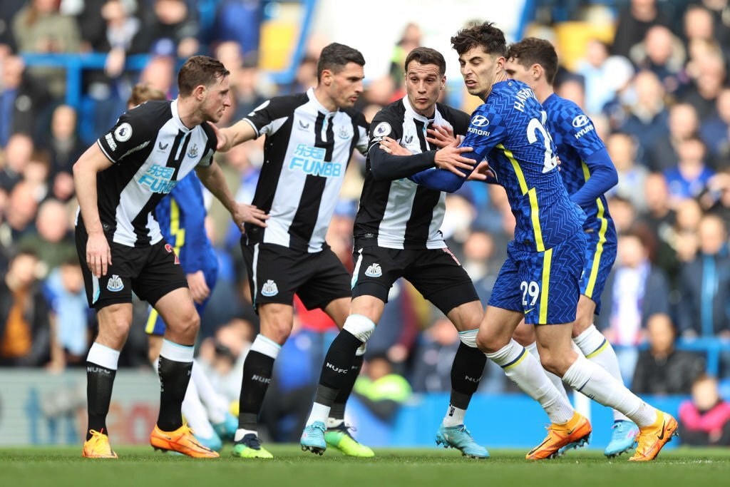 Lối chơi phòng thủ số đông của Newcastle khiến Chelsea gặp bế tắc.