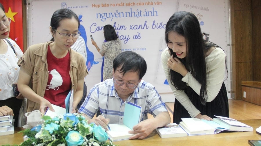 Nhà văn Nguyễn Nhật Ánh tặng chữ ký độc giả trong buổi ra mắt cuốn sách tại TP Hồ Chí Minh.
