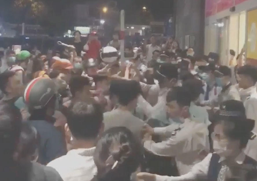 Nhóm người với các nhân viên bảo vệ xảy ra xô xát. Ảnh cắt từ clip.