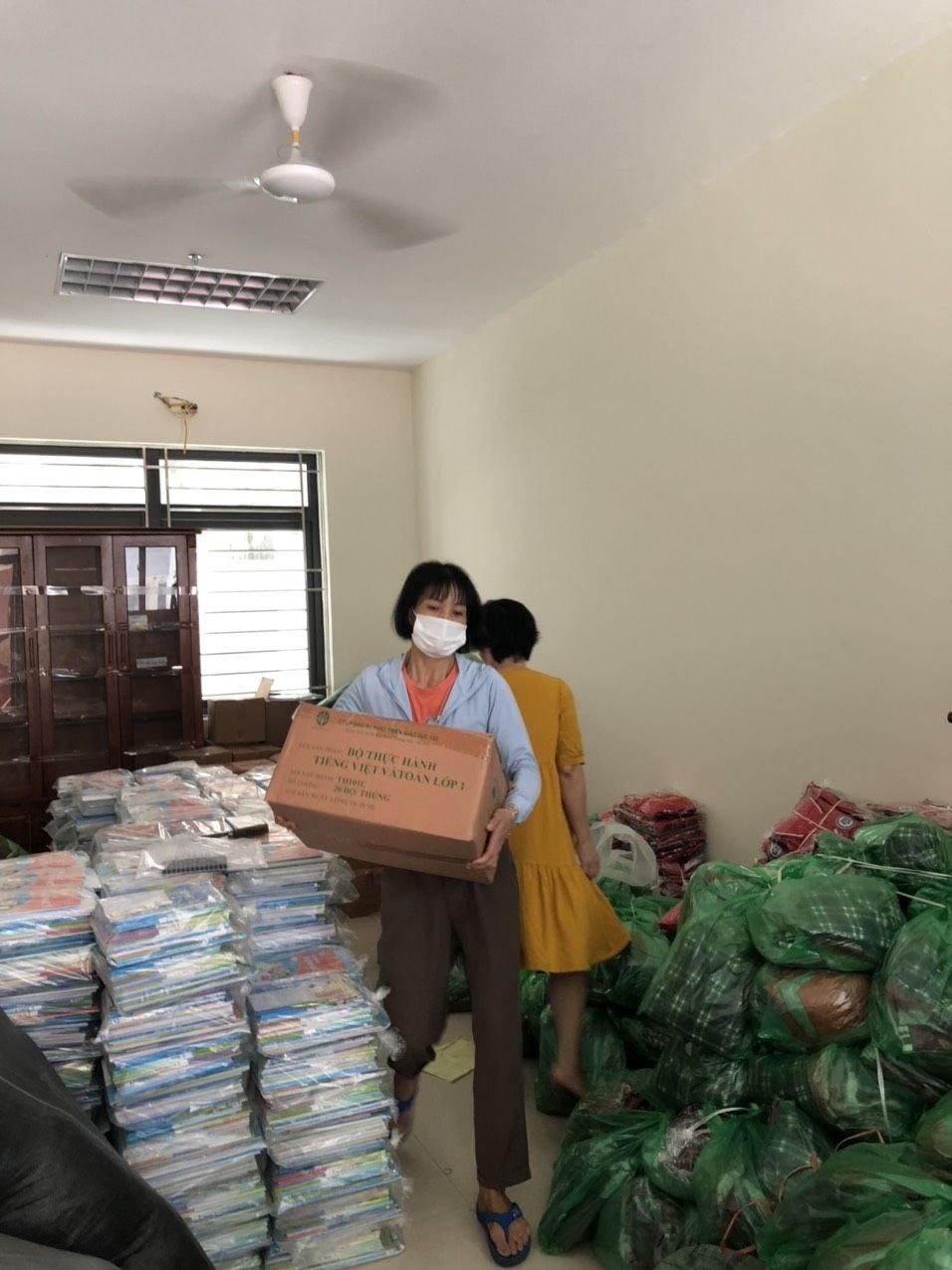 Nỗ lực phân phối SGK cho học sinh (ảnh minh họa) 