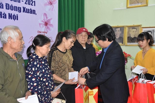 Phó Tổng Biên tập Phụ trách Lê Anh Đạt tặng quà cho các hộ gia đình có hoàn cảnh khó khăn xã Đông Xuân, huyện Sóc Sơn, Hà Nội.