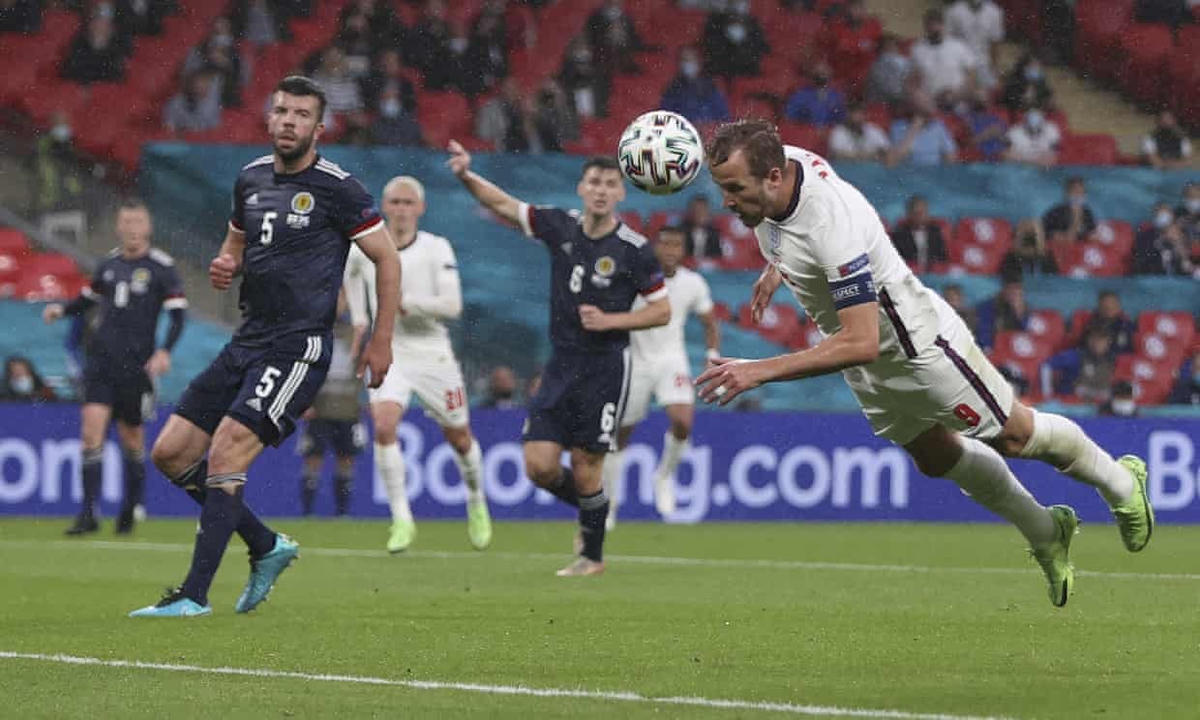 Pha bay người đánh đầu nhưng chệch cột dọc của Harry Kane trong hiệp 1 mờ nhạt.