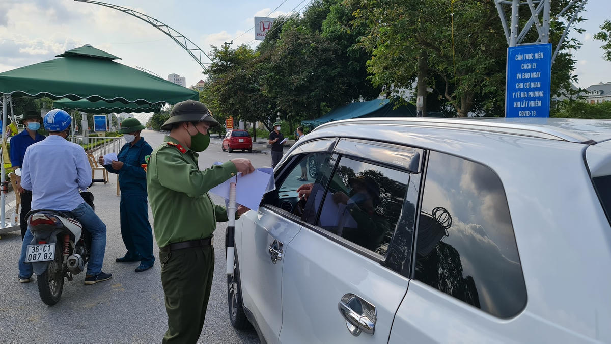 Lực lượng chức năng TP Thanh Hoá siết chặt công tác kiểm tra đối với người đi đường tại các chốt kiểm soát dịch bệnh Covid-19.