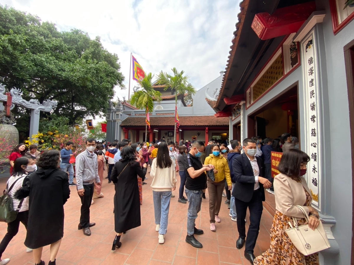 Tất cả thực hiện nghiêm túc việc đeo khẩu trang. Ảnh: Lan Anh.