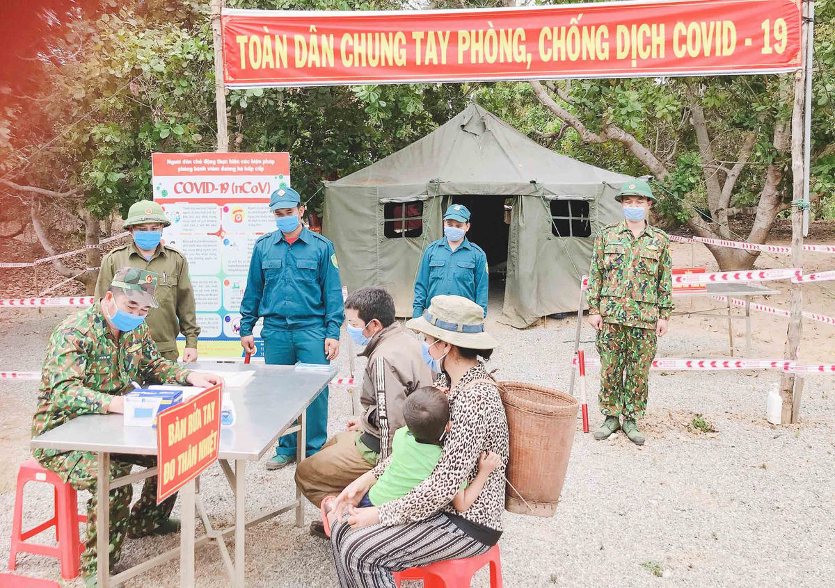 Cán bộ, chiến sĩ Đồn Biên phòng Ia O (Bộ đội Biên phòng tỉnh Gia Lai) phối hợp với các lực lượng làm nhiệm vụ tại chốt kiểm soát phòng dịch trên biên giới.  