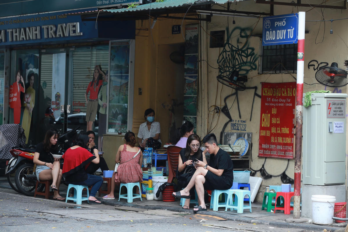 Một quán ăn trên trên hè phố Đào Duy Từ- Ảnh Quang Vinh
