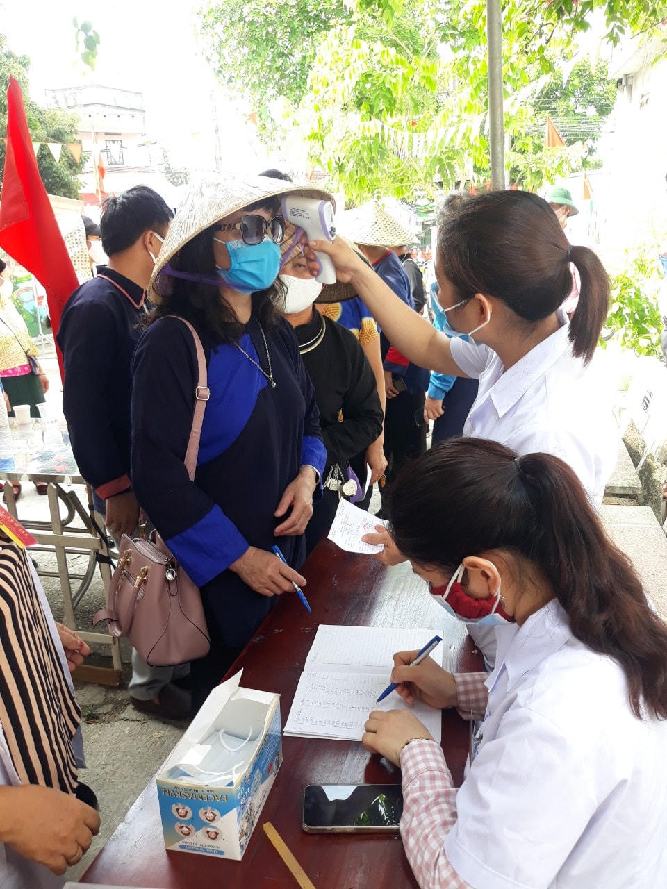 Đồng bào tại Làng Văn hóa Đồng Mô đi bầu cử