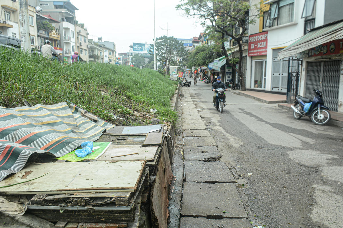 Ông Nguyễn Huy Sĩ chia sẻ: “Tháng 3/2022, UBND TP Hà Nội đã chấp thuận phương án đề nghị của Bộ Nông nghiệp và Phát triển nông thôn. Việc điều chỉnh phương án thiết kế đã làm ảnh hưởng đến tiến độ dự án. Tuy nhiên, ngay sau khi được TP Hà Nội chấp thuận, Ban Quản lý đầu tư xây dựng các công trình giao thông Hà Nội, đang tích cực phối hợp với các sở, ngành nghiên cứu và thiết kế bản vẽ thi công để trình Bộ Nông nghiệp và Phát triển nông thôn xin cấp phép thi công đoạn số 3, dự kiến, công trình sẽ tiếp tục được thi công trong tháng 4 và sớm hoàn thiện để phục vụ nhu cầu đi lại của người dân”.