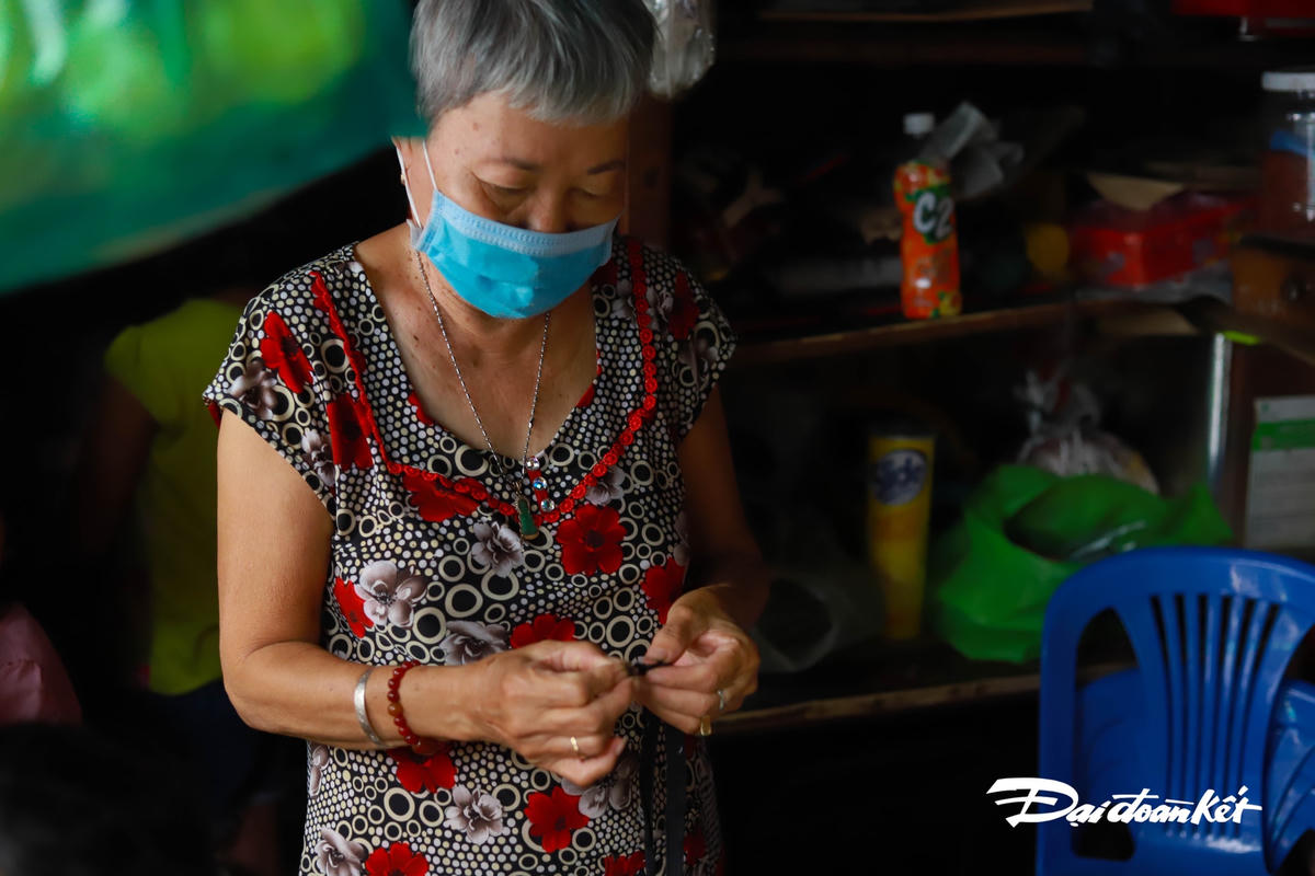 Mẹ chồng của chị Sa Kol đã lướn tuổi, và thường trở bệnh với căn bệnh tiểu đường.