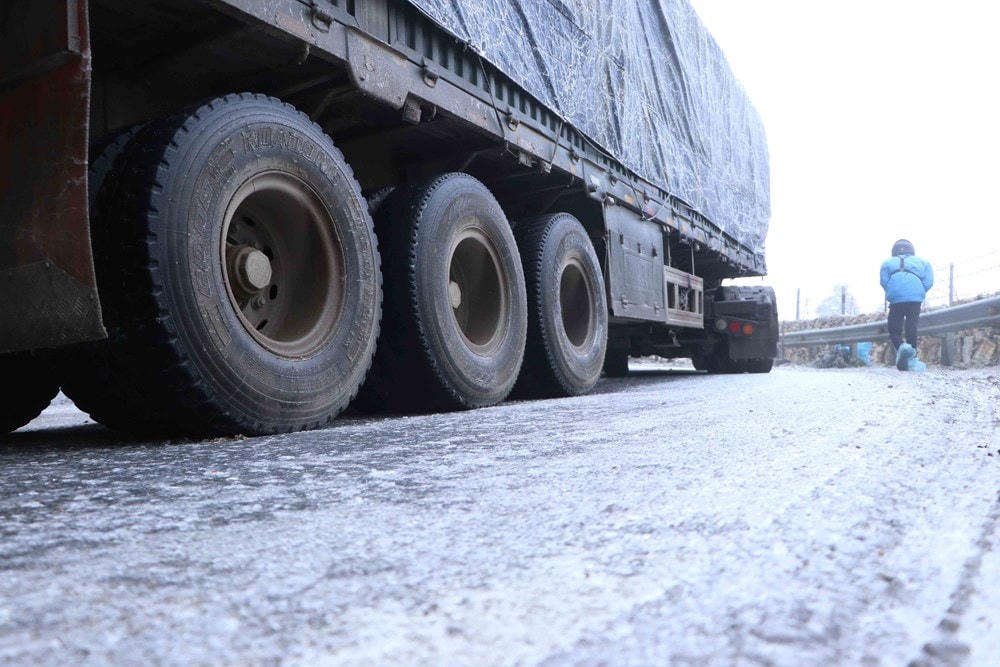 Băng phủ kín mặt đường đoạn đèo Ô Quy Hồ thuộc địa phận tỉnh Lai Châu đi Sa Pa khiến các phương tiện không thể lưu thông. (Ảnh: Nguyễn Oanh/TTXVN).