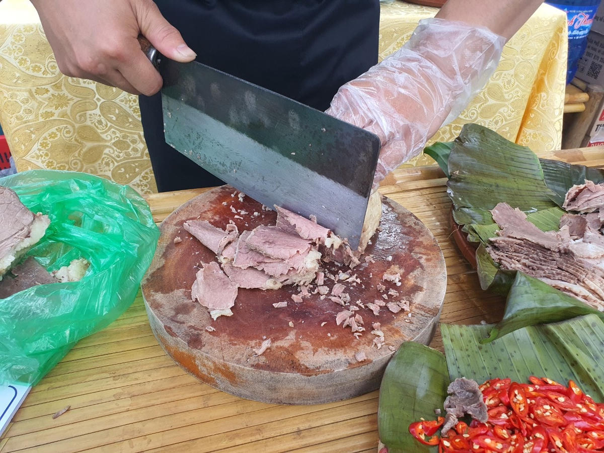 Thao tác thái thịt bò trong khâu làm phở.