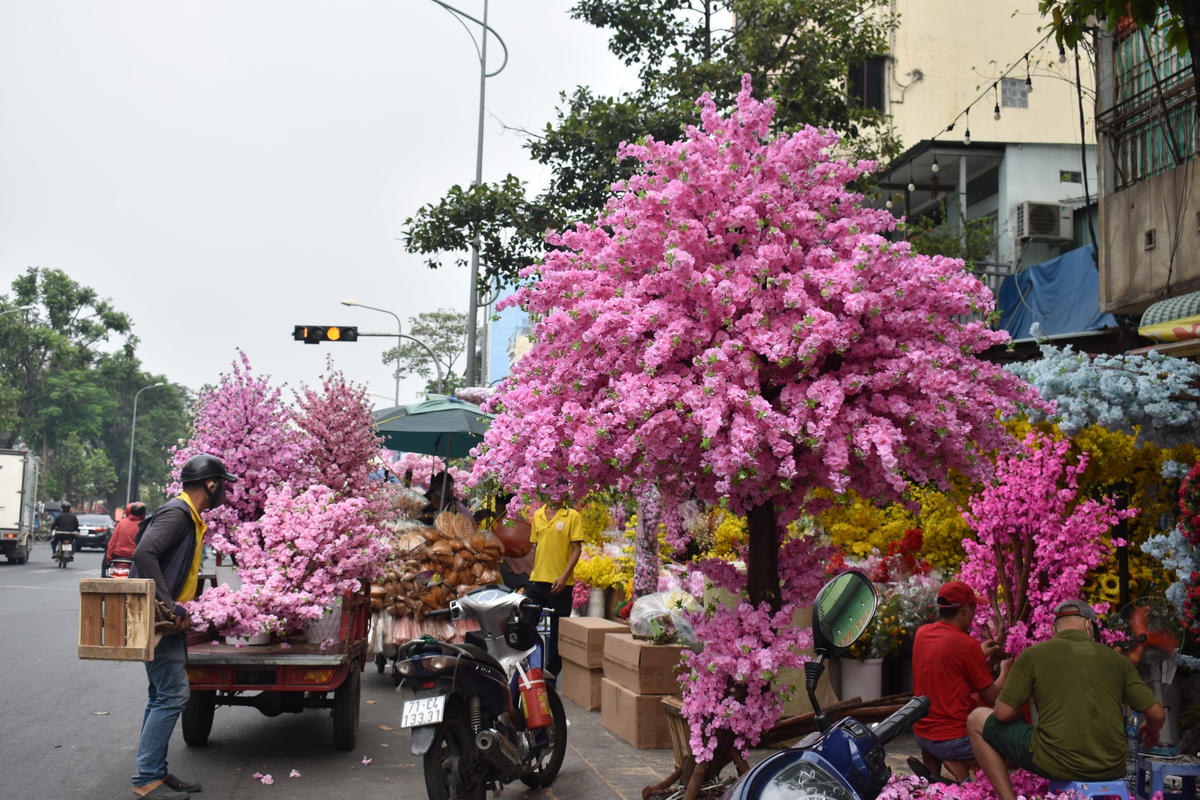 Xu hướng hoa giả cũng là một trong những mặt hàng trang trí Tết thu hút người mua.
