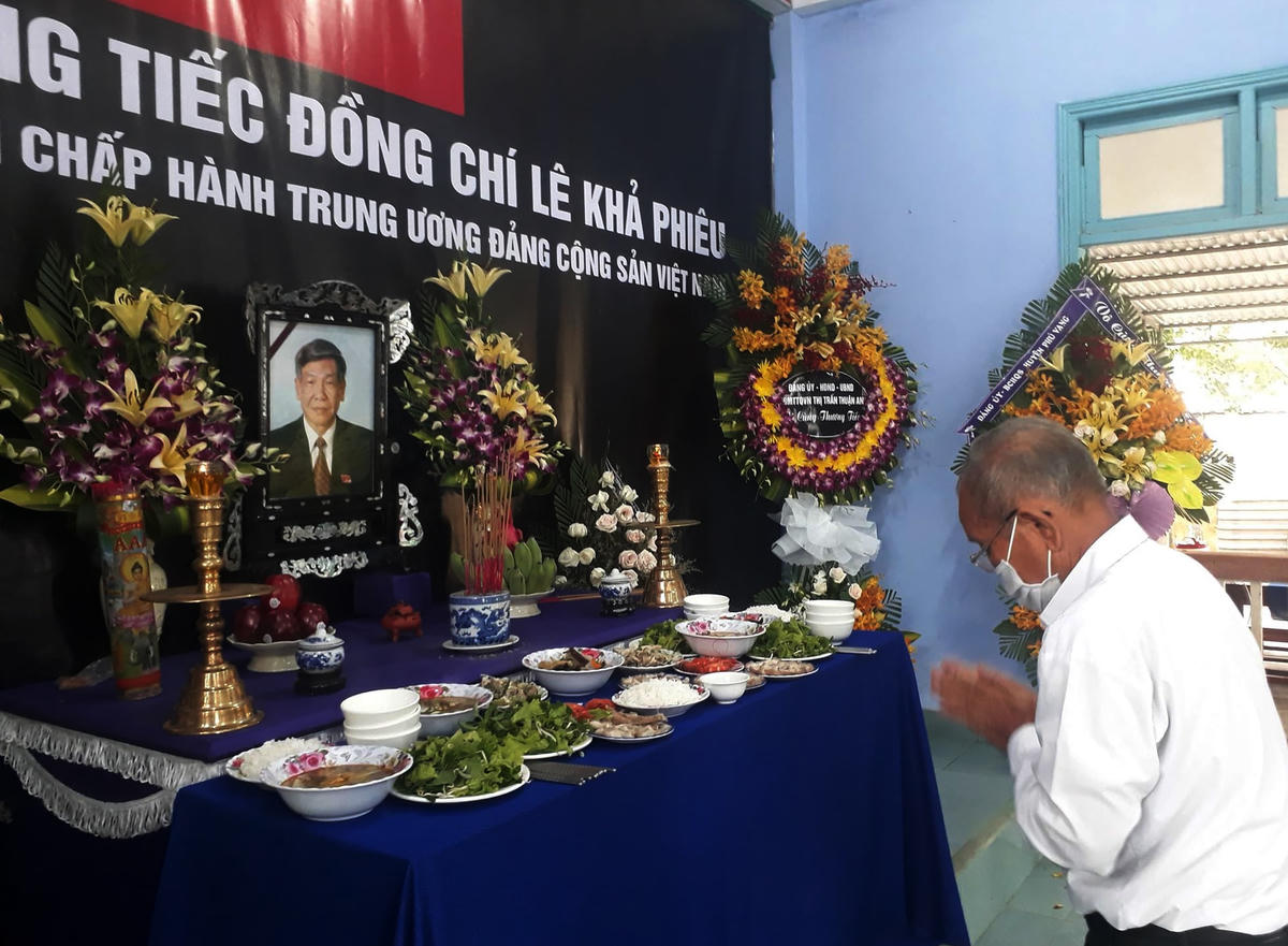 Ông Trần Văn Tẩy dâng hương, tưởng nhớ  cố Tổng Bí thư.
