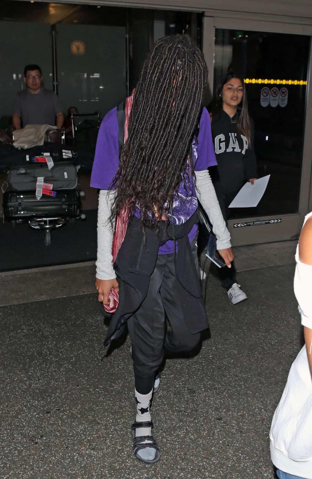 Em gái của Jaden, Willow Smith, đã cố gắng trốn sau một bức màn che tóc để giữ một vẻ ngoài khiêm tốn.  