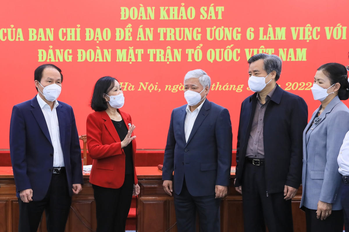 Trưởng ban Tổ chức Trung ương Trương Thị Mai trao đổi với đại biểu tham dự cuộc làm việc