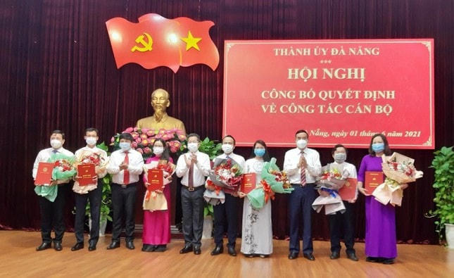 Lãnh đạo Thành ủy, UBND TP Đà Nẵng chúc mừng các cán bộ được điều động, bổ nhiệm.