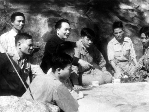 Bộ chỉ huy Chiến dịch Điện Biên Phủ dưới sự chỉ đạo trực tiếp của Đại tướng Võ Nguyên Giáp đang bàn kế hoạch tác chiến từng trận đánh. Ảnh : Tư liệu - TTXVN.