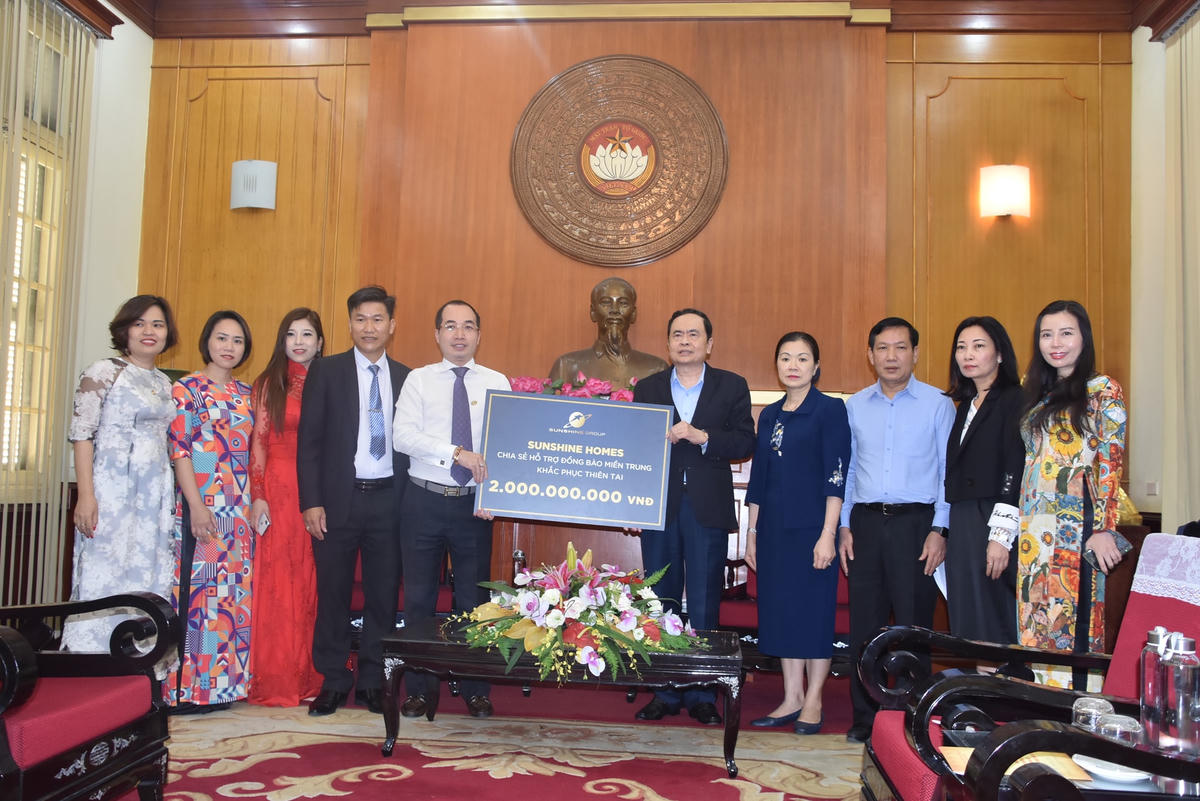 Chủ tịch Trần Thanh Mẫn tiếp nhận ủng hộ từ Công ty Cổ phần Sunshine Homes.