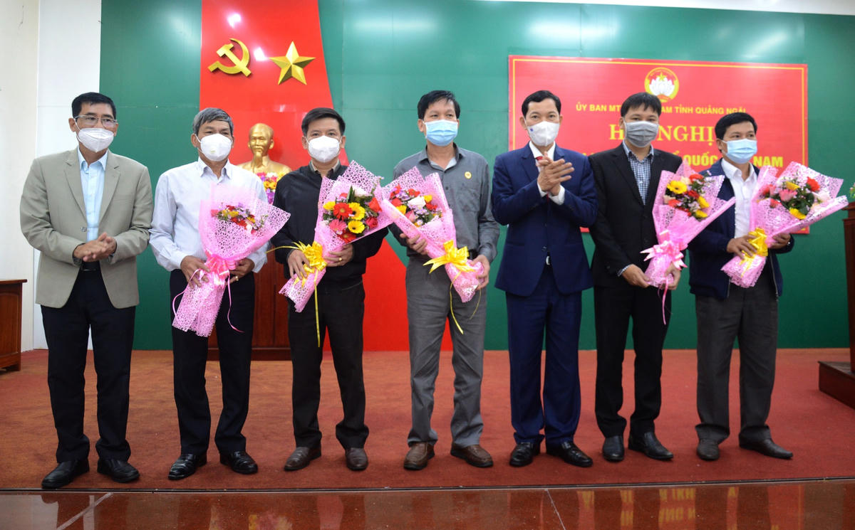 Tặng hoa cho các Ủy viên Ủy ban MTTQ Việt Nam tỉnh Quảng Ngãi, nhiệm kỳ 2019-2024 được bầu bổ sung tại Hội nghị.