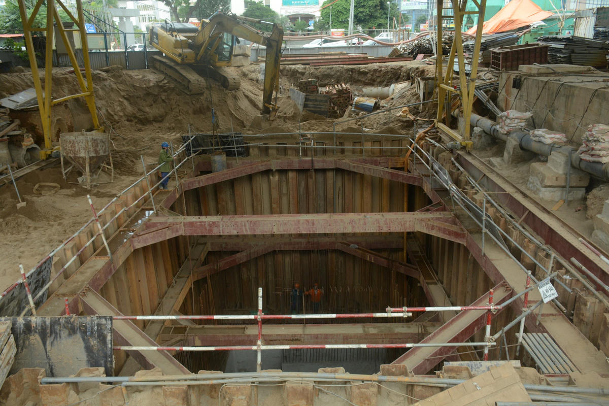 Trạm bơm nước tại hầm chui Lê Văn Lương đang đẩy nhanh tiến độ thi công phần thân tường.