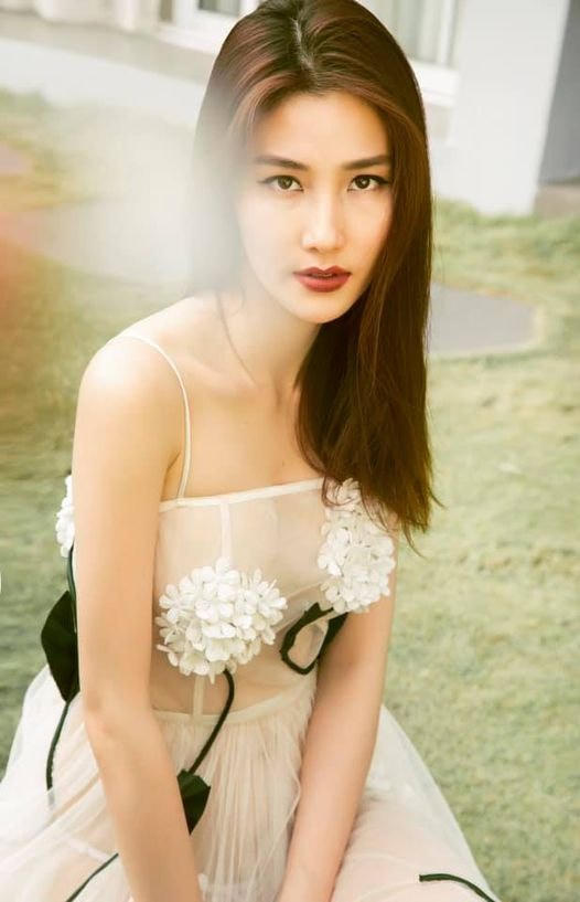 Diễm My 9x khiến các chàng ngất ngây với vẻ đẹp không tì vết.