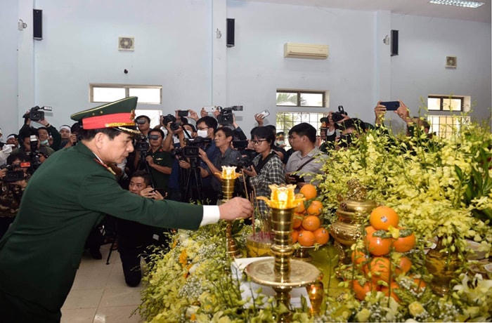 Đoàn Bộ Quốc phòng do Thượng tướng Phan Văn Giang dẫn đầu vào viếng hương hồn 13 liệt sĩ. Ảnh CTV.