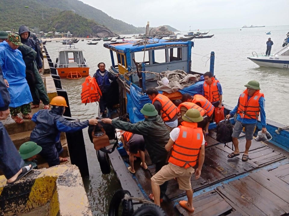 Khẩn cấp cứu thuyền viên bị nạn trên biển.