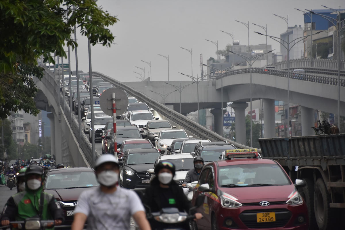 Khu vực ngã tư Trường Chinh - Láng, các phương tiện nhích từng chút một hướng vào trung tâm thành phố.