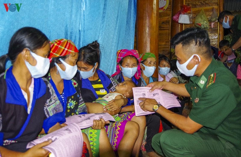 Cùng với đó là đẩy mạnh tuyên truyền tới đồng bào dân tộc thiểu số, hỗ trợ về các thiết bị y tế chống dịch như: khẩu trang, nước rửa tay... giúp người dân nâng cao ý thức, nhận thức và chung tay đẩy lùi Covid-19 khỏi địa bàn.